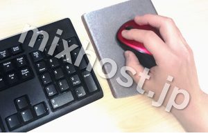 赤いマウスとキーボード