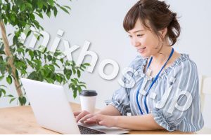 パソコンをする笑顔の女性
